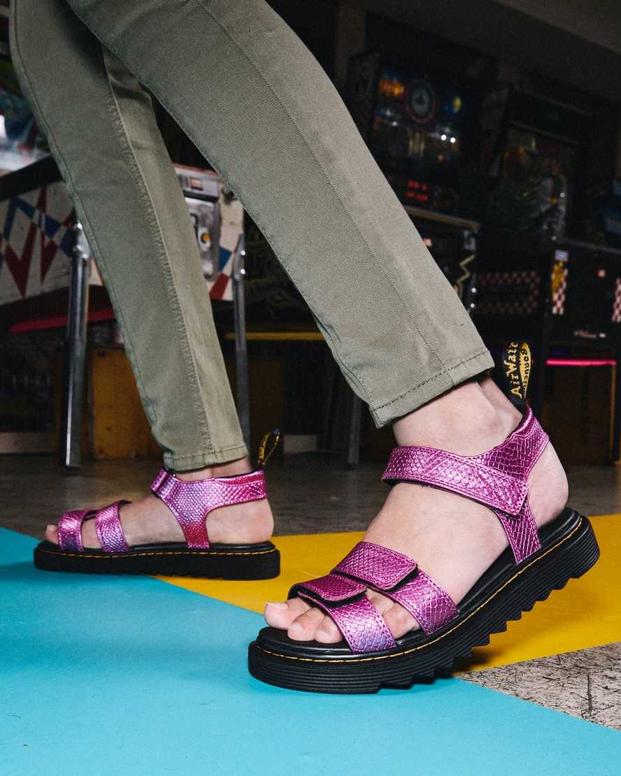 pinke dr. martens klaire kindersandalen mit reptilienmuster und riemen