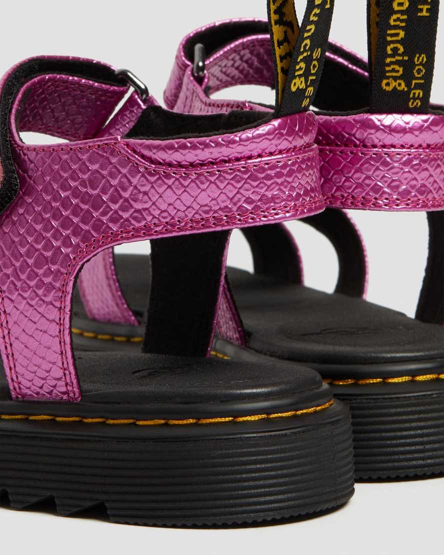 pinke dr. martens klaire kindersandalen mit reptilienmuster und riemen
