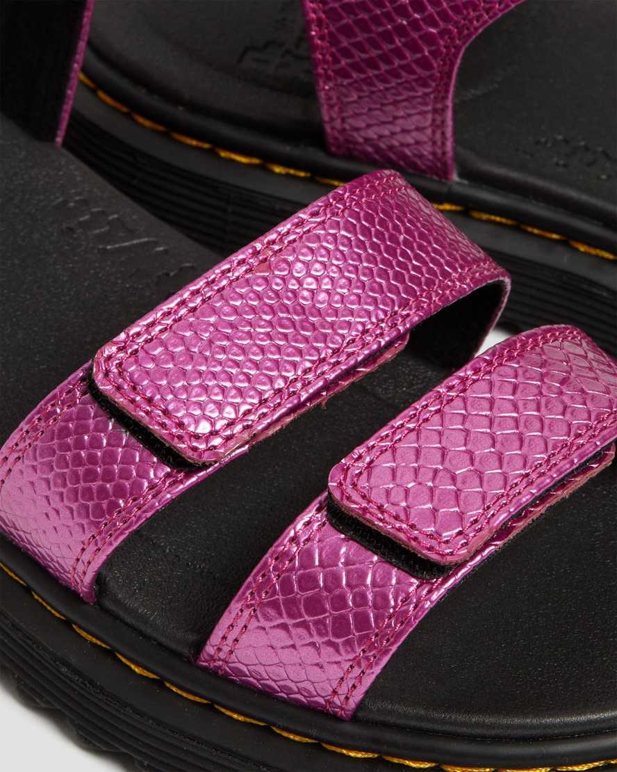 pinke dr. martens klaire kindersandalen mit reptilienmuster und riemen