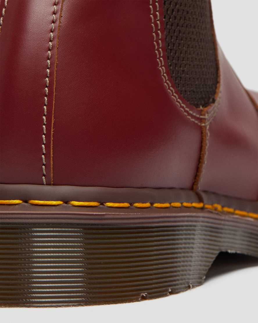 rote dr. martens 2976 vintage chelsea boots für herren hergestellt in england