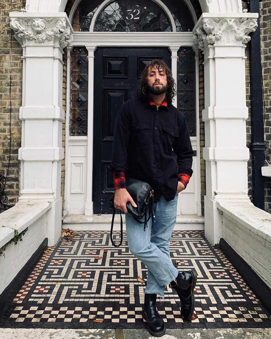 schwarze dr. martens 2976 chelsea boots mit gelben nähten für herren