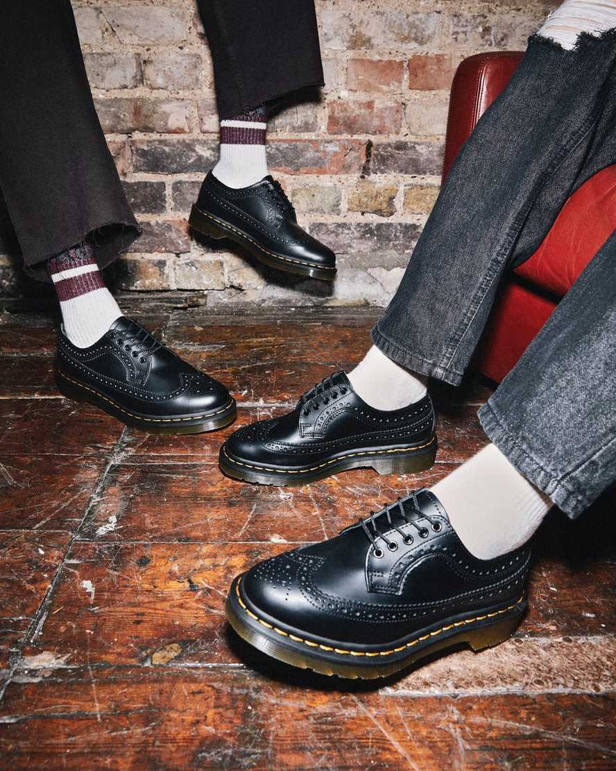 schwarze dr. martens 3989 herren-brogue-schuhe mit gelben nähten