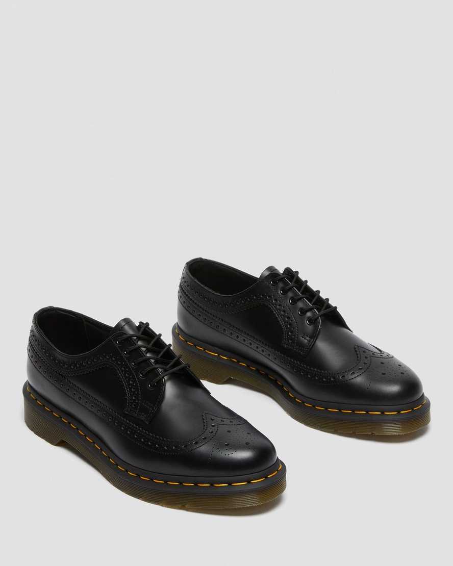 schwarze dr. martens 3989 herren-brogue-schuhe mit gelben nähten