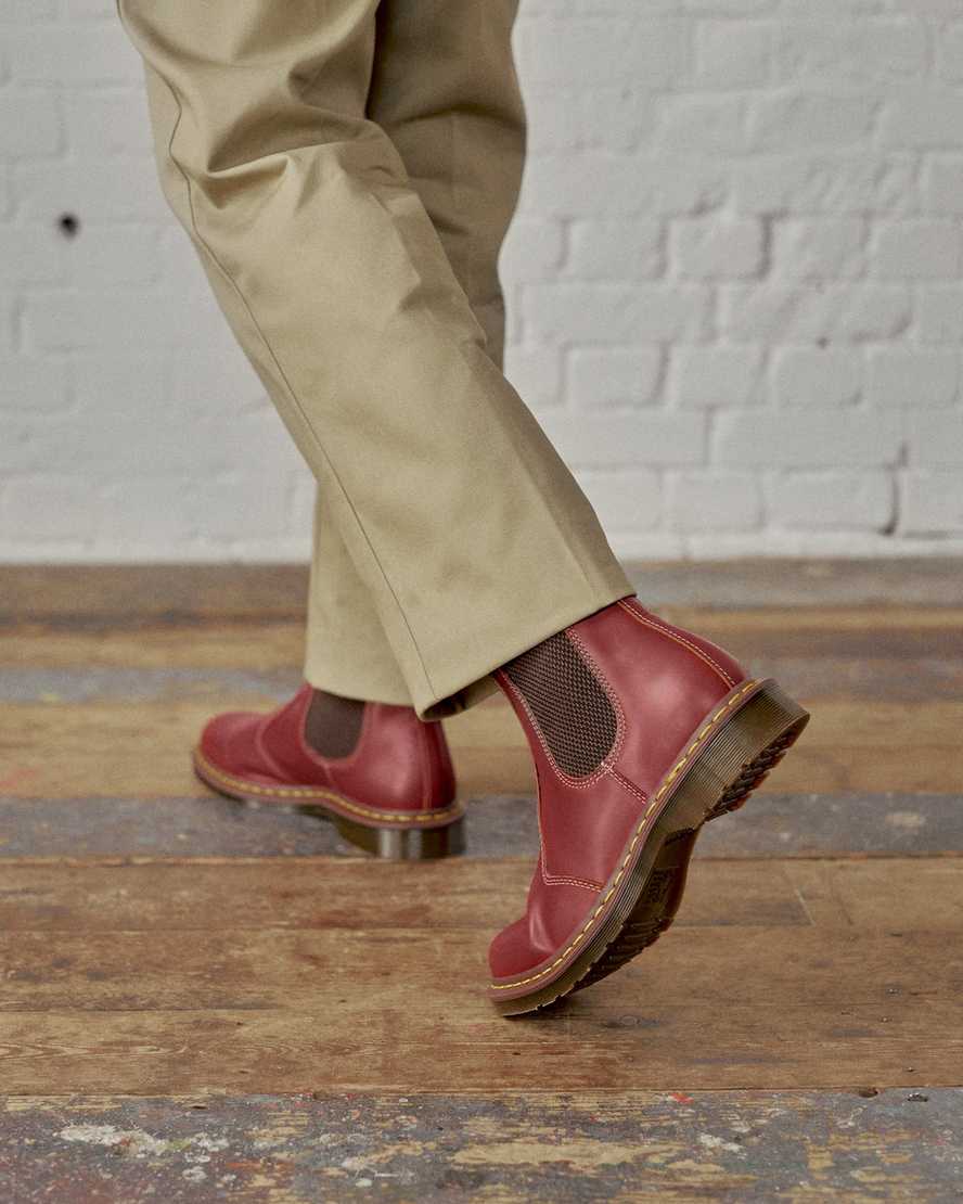 rote dr. martens 2976 vintage chelsea boots für damen hergestellt in england