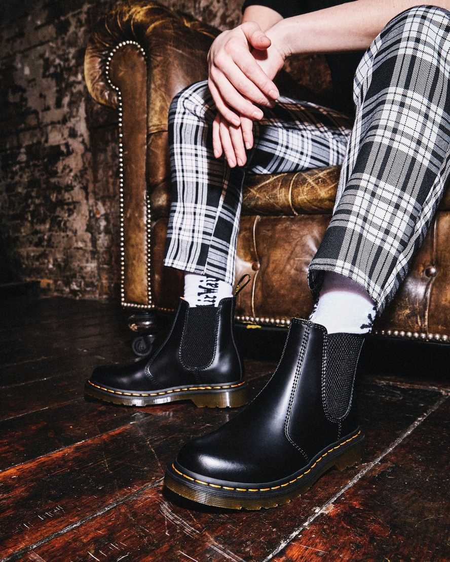 schwarze dr. martens 2976 smooth chelsea boots für damen