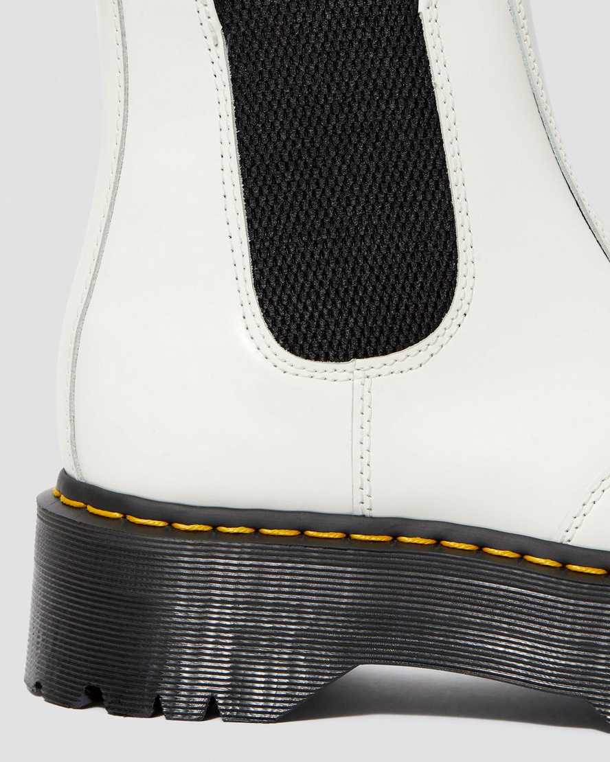 weiße dr. martens 2976 chelsea boots mit glatter plateausohle für damen