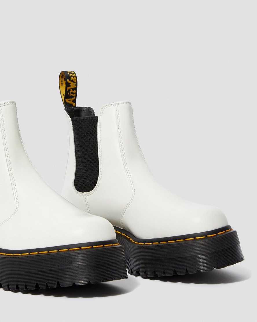 weiße dr. martens 2976 chelsea boots mit glatter plateausohle für damen