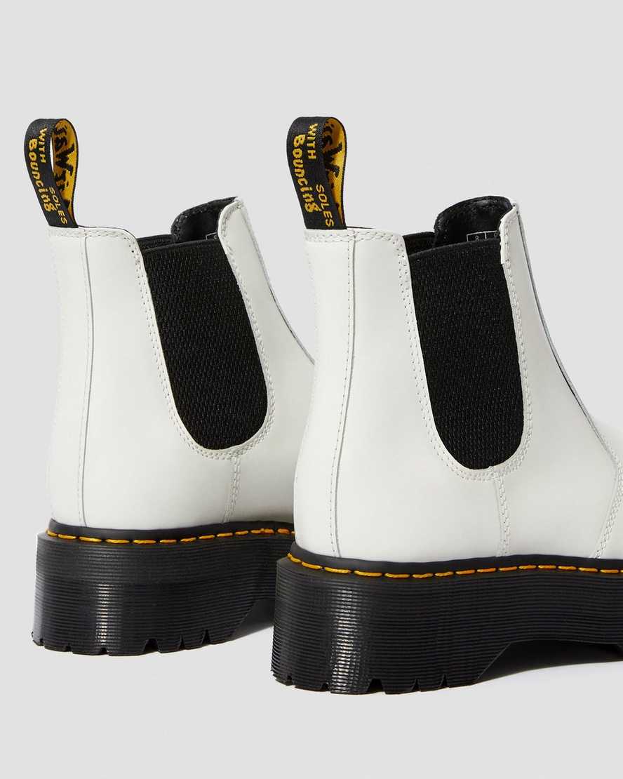 weiße dr. martens 2976 chelsea boots mit glatter plateausohle für damen