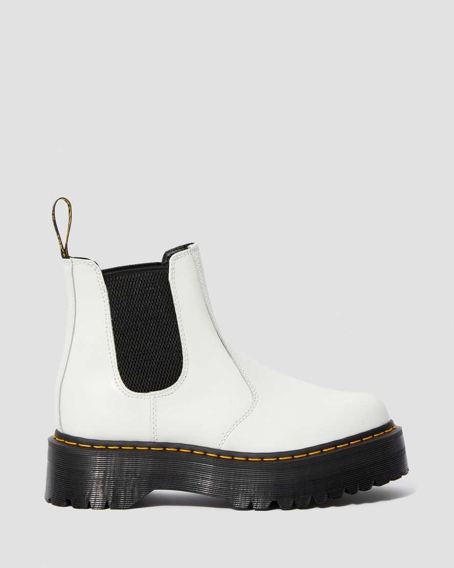 weiße dr. martens 2976 chelsea boots mit glatter plateausohle für damen