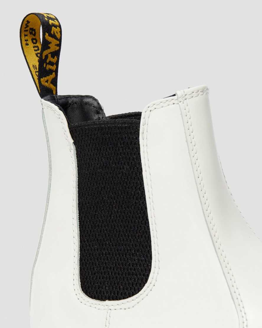 weiße dr. martens 2976 chelsea boots mit glatter plateausohle für damen