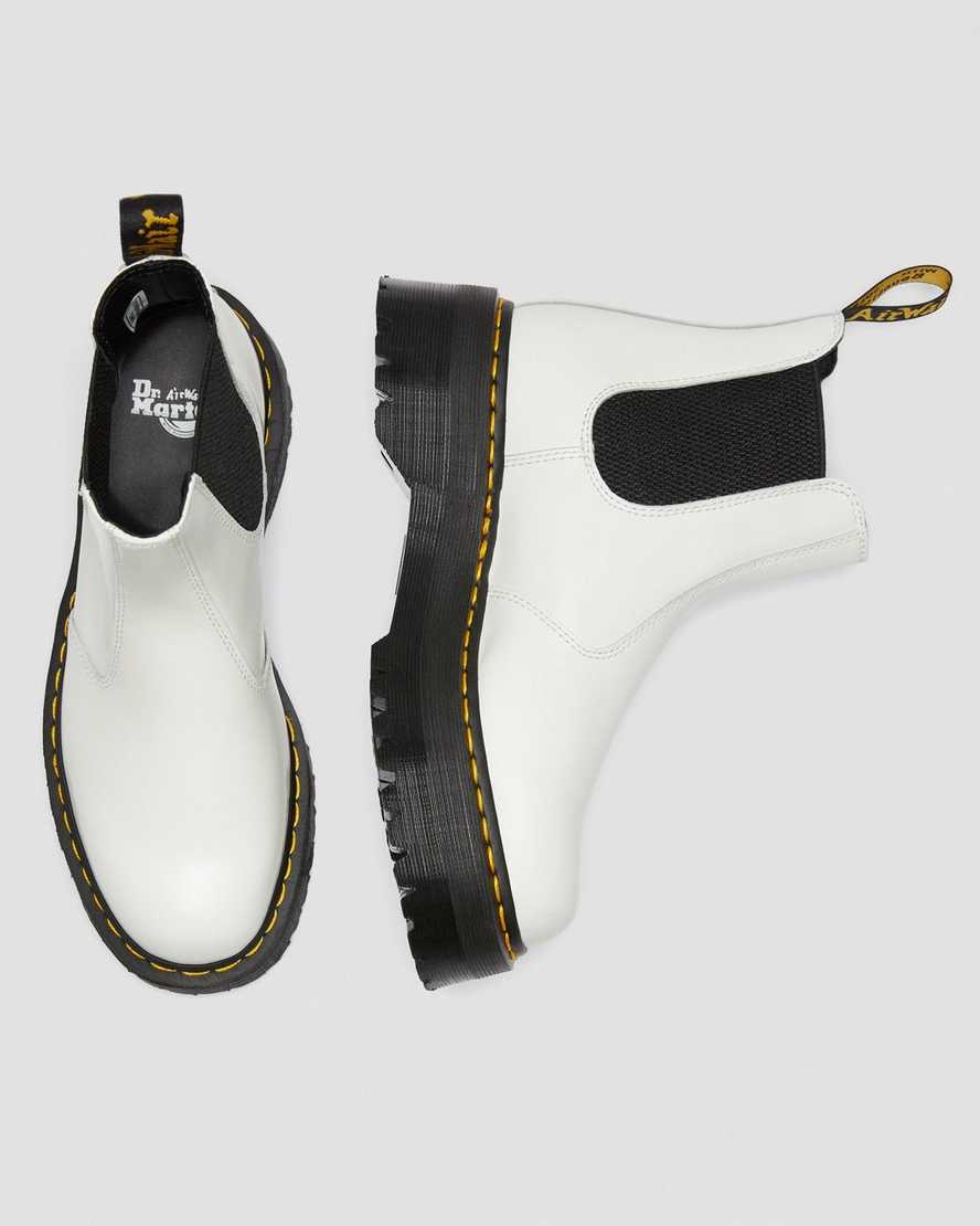 weiße dr. martens 2976 chelsea boots mit glatter plateausohle für damen