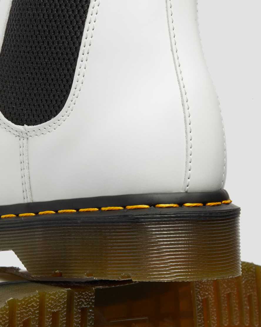 weiße dr. martens 2976 chelsea boots mit gelben nähten für damen