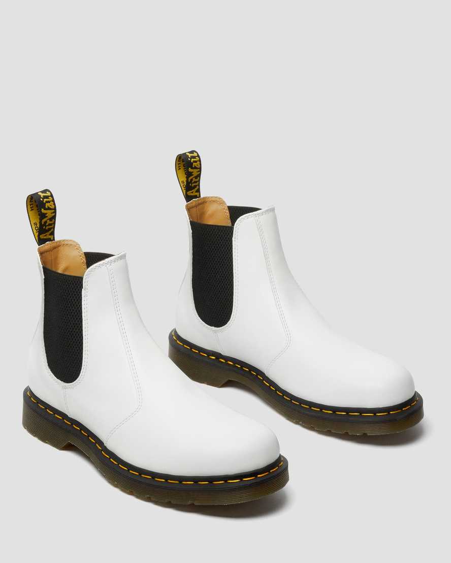 weiße dr. martens 2976 chelsea boots mit gelben nähten für damen