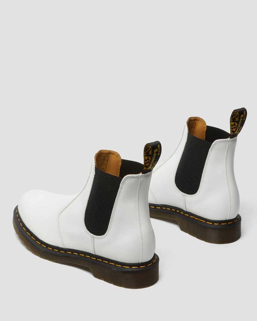 weiße dr. martens 2976 chelsea boots mit gelben nähten für damen