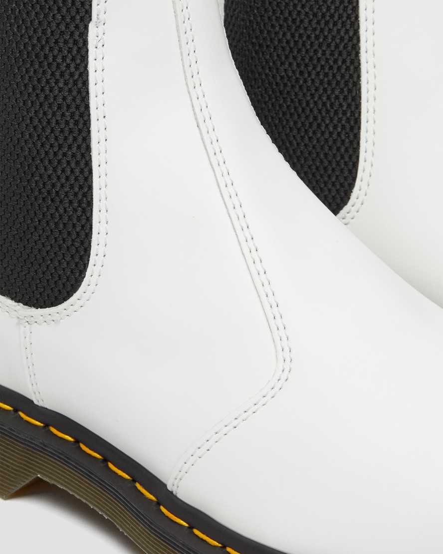 weiße dr. martens 2976 chelsea boots mit gelben nähten für damen