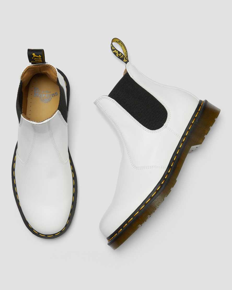 weiße dr. martens 2976 chelsea boots mit gelben nähten für damen
