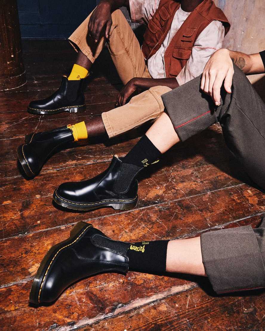 schwarze dr. martens 2976 chelsea boots mit gelben nähten für damen