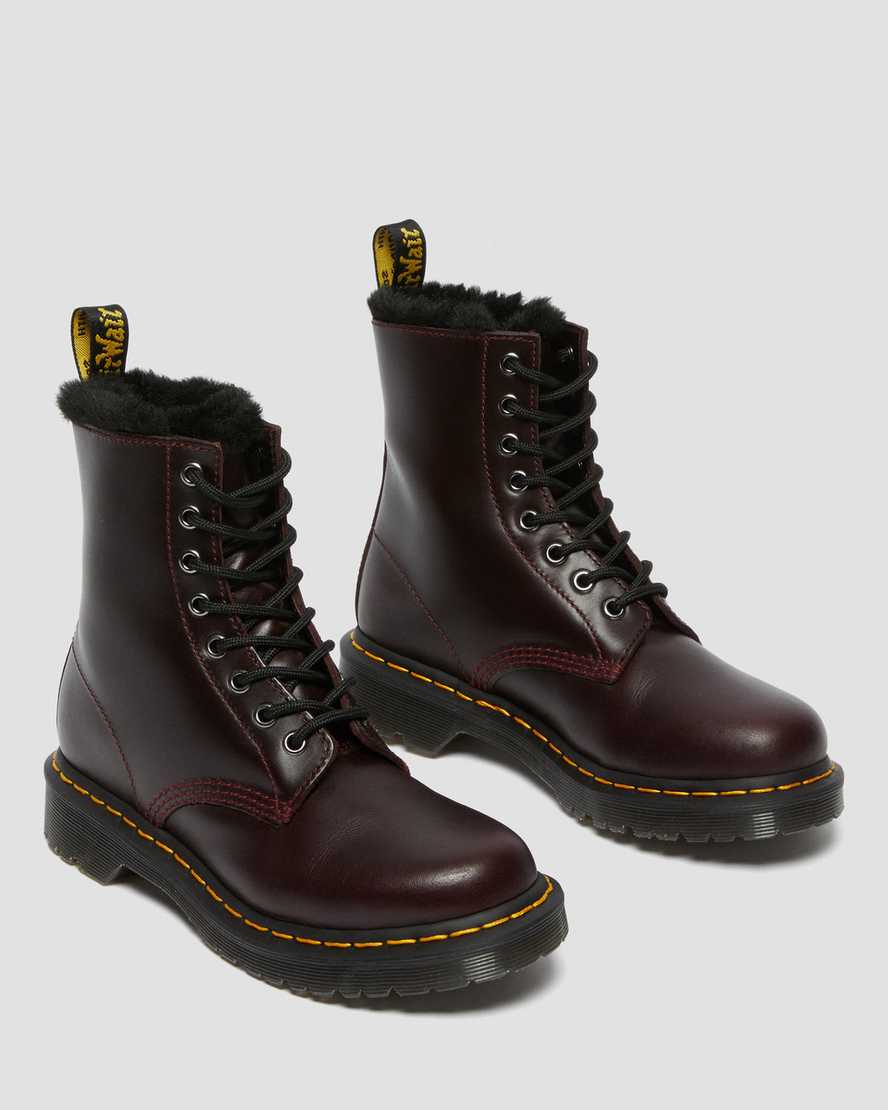 burgunderrote dr. martens 1460 serena schnürstiefel für damen mit kunstfellfutter.