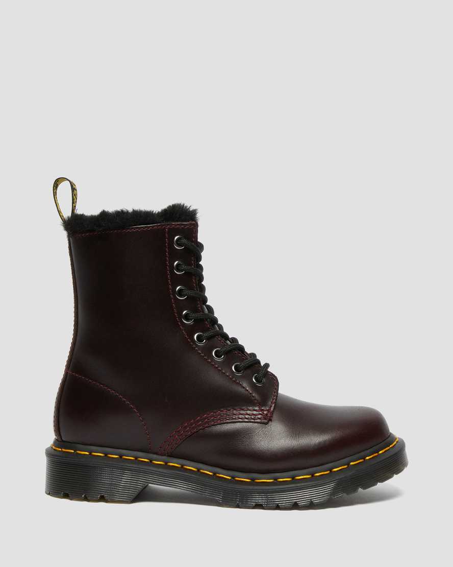 burgunderrote dr. martens 1460 serena schnürstiefel für damen mit kunstfellfutter.