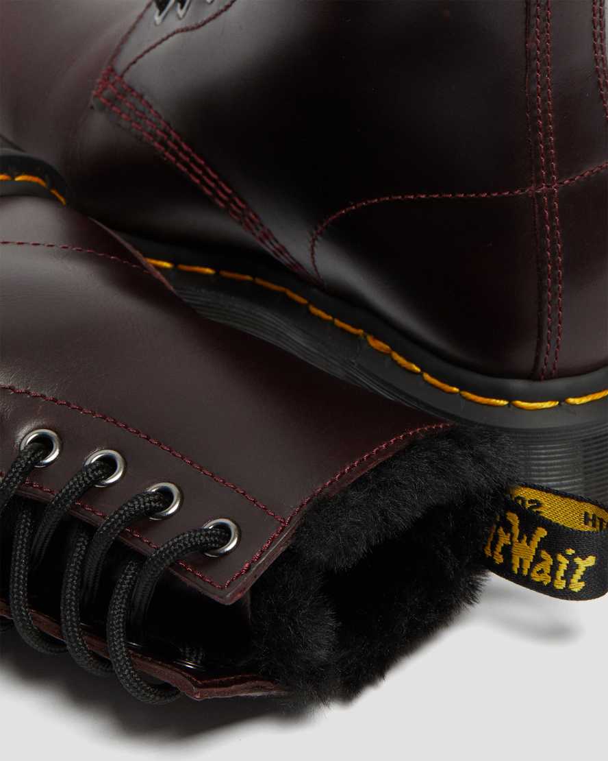 burgunderrote dr. martens 1460 serena schnürstiefel für damen mit kunstfellfutter.