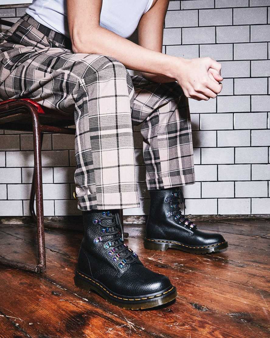 schwarze dr. martens 1460 pascal damen-schnürstiefel mit irisierender hardware
