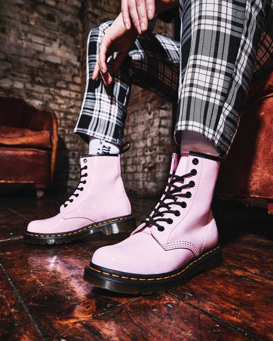 pinkfarbene dr. martens 1460 lackleder-schnürstiefel für damen