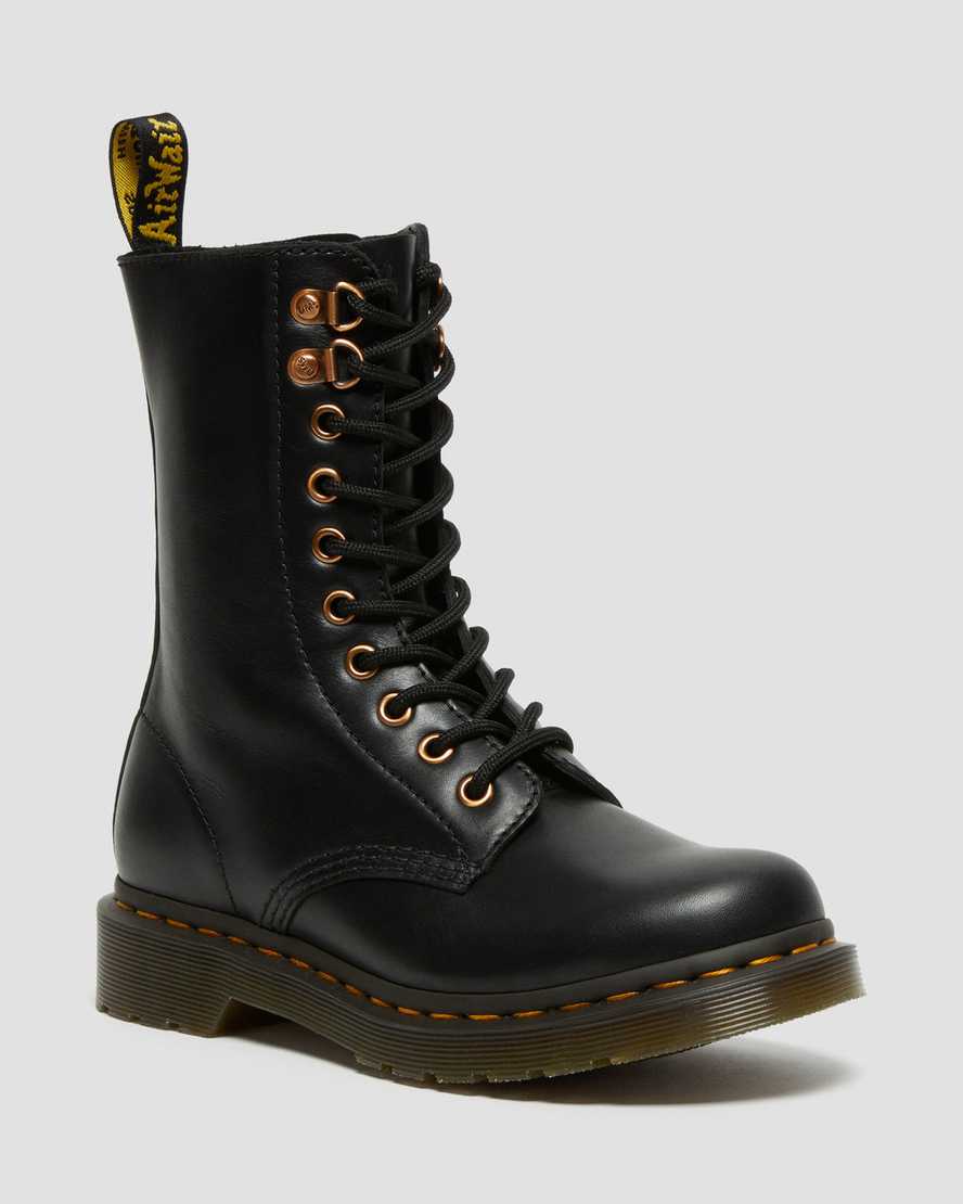schwarze dr. martens 1490 damenstiefel mit roségoldenen beschlägen mittelhoch.