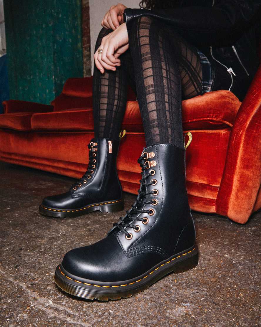schwarze dr. martens 1490 damenstiefel mit roségoldenen beschlägen mittelhoch.