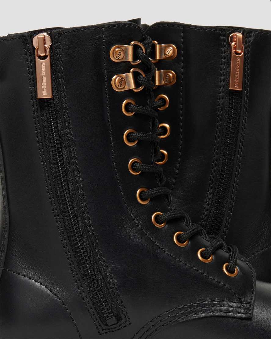 schwarze dr. martens 1490 damenstiefel mit roségoldenen beschlägen mittelhoch.