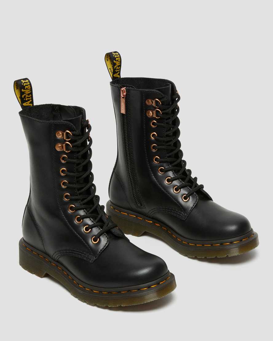 schwarze dr. martens 1490 damenstiefel mit roségoldenen beschlägen mittelhoch.