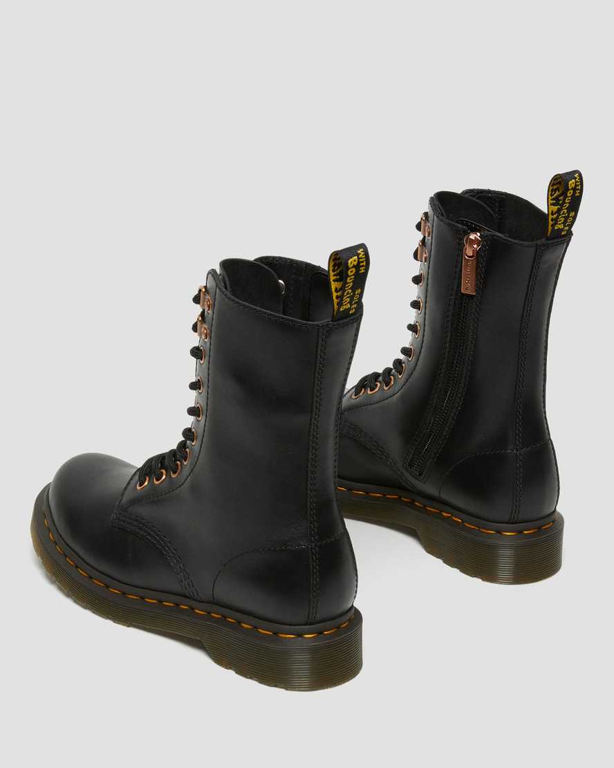 schwarze dr. martens 1490 damenstiefel mit roségoldenen beschlägen mittelhoch.