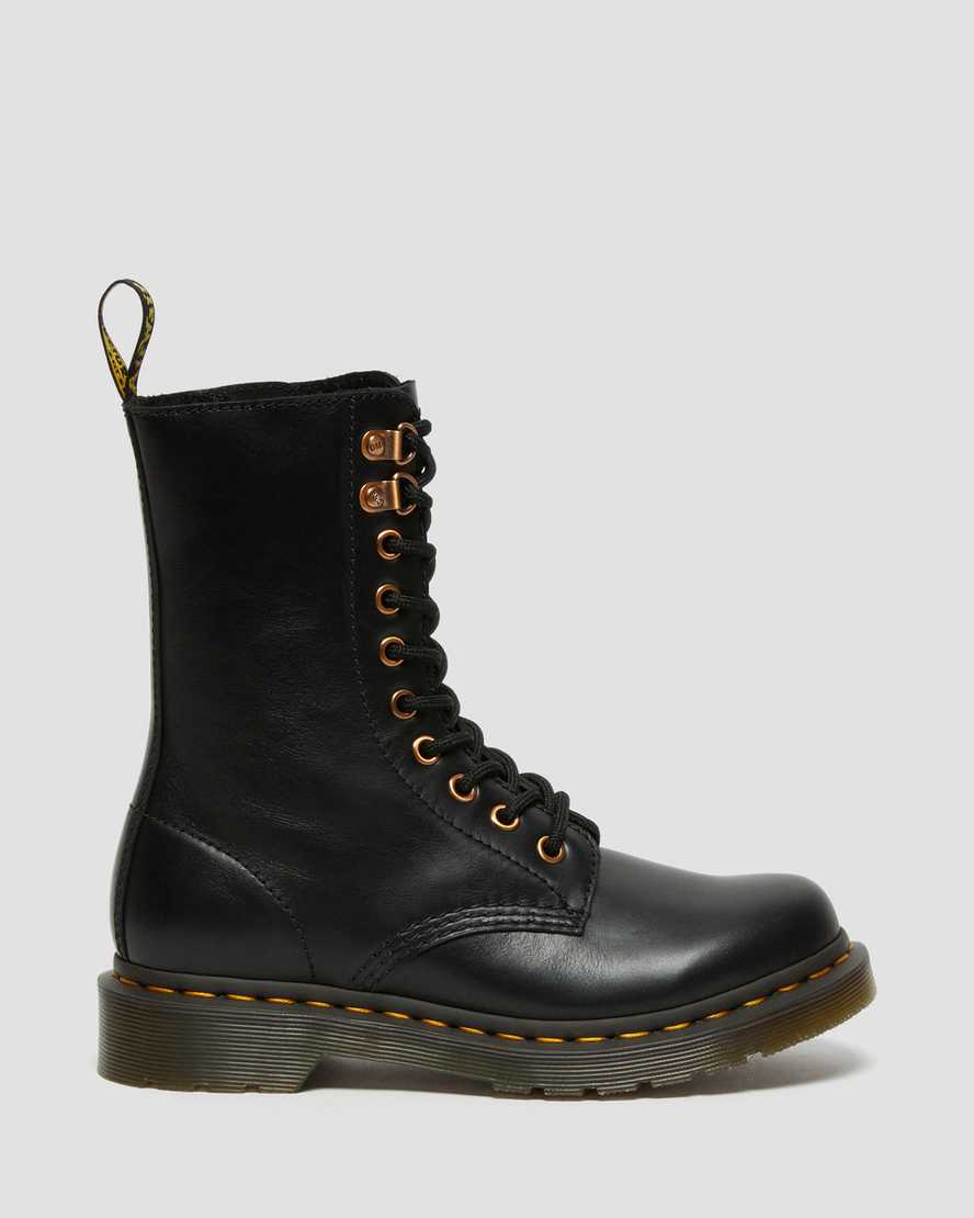 schwarze dr. martens 1490 damenstiefel mit roségoldenen beschlägen mittelhoch.