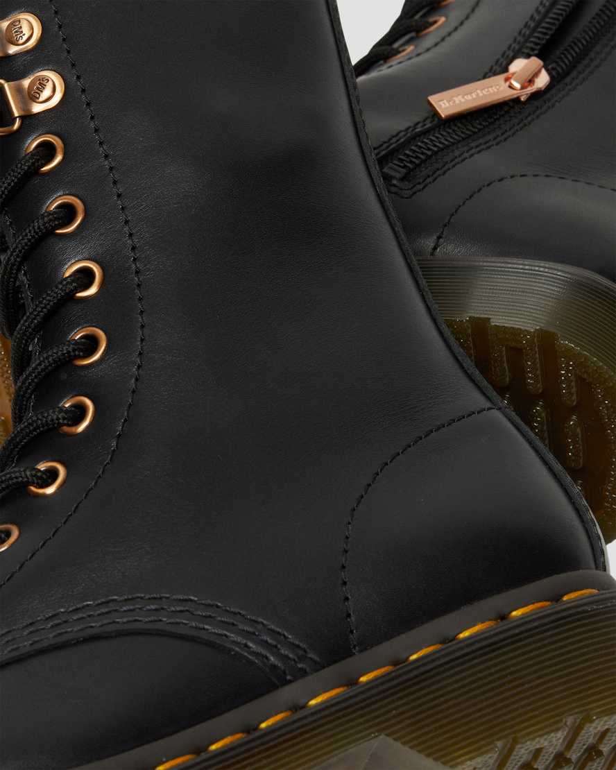 schwarze dr. martens 1490 damenstiefel mit roségoldenen beschlägen mittelhoch.