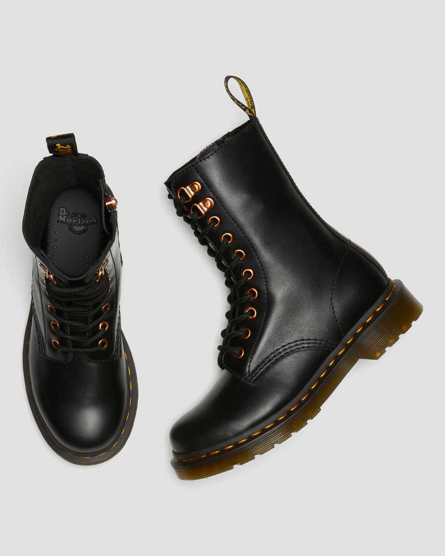 schwarze dr. martens 1490 damenstiefel mit roségoldenen beschlägen mittelhoch.