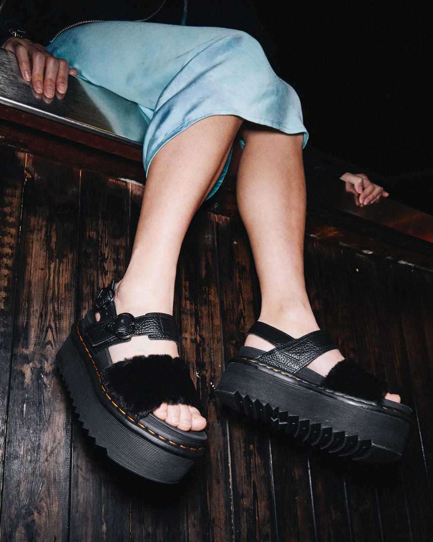 schwarze dr. martens voss plateau-sandalen für damen mit flauschigem kunstfell