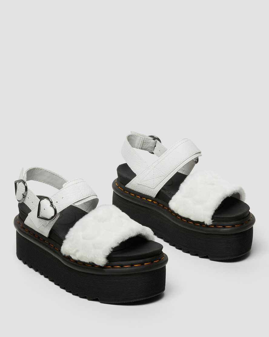 weiße dr. martens voss plateau-sandalen mit flauschigem kunstfellfutter für damen.