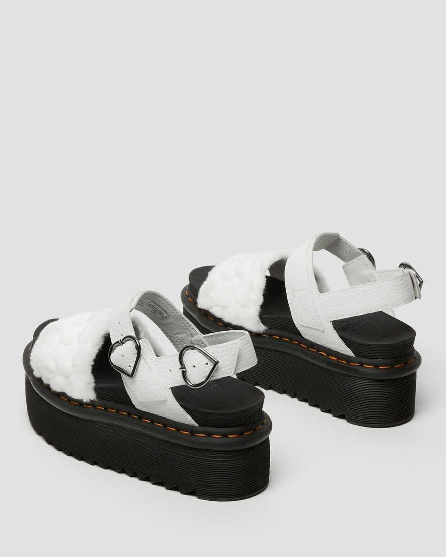 weiße dr. martens voss plateau-sandalen mit flauschigem kunstfellfutter für damen.