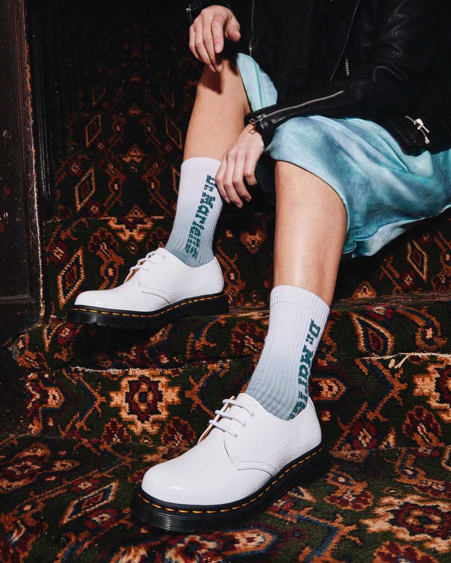 weiße dr. martens 1461 lacklederschuhe mit krokodilprägung für damen